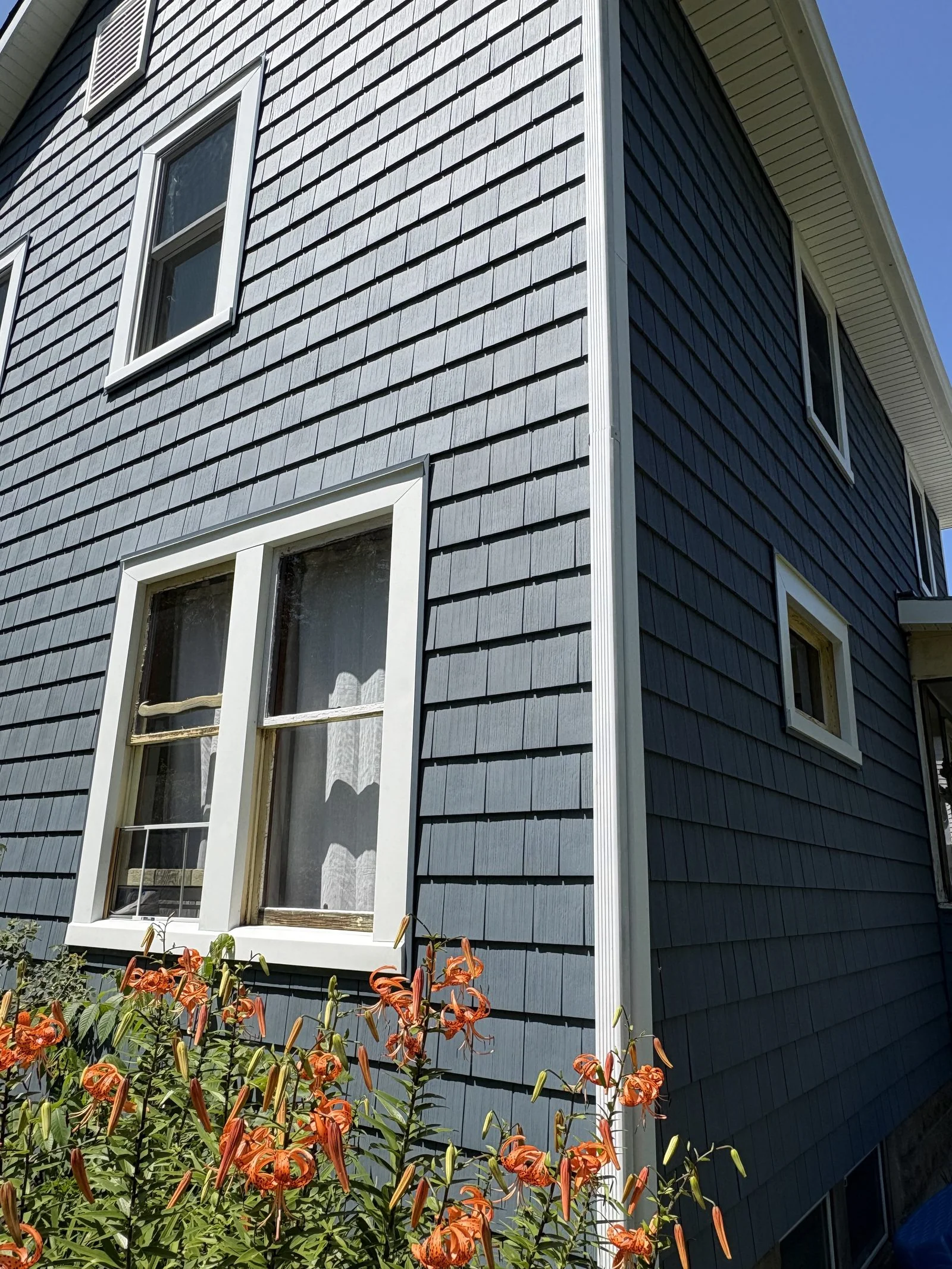 Cedar-look shingle siding detail